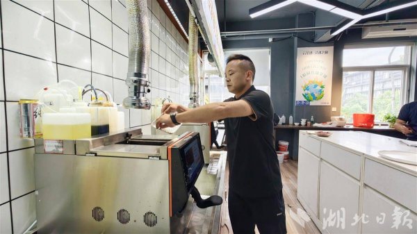 专业炒股配资证券配资网 汉产炒菜机器人“掌勺”纽约市长宴席 湖北智造美食真“香”